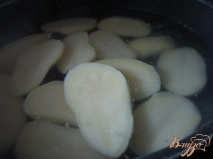 Картофель почистить и разрезать вдоль на две половинки.Отварить до полной готовности. Для этого сорт картофеля лучше выбрать не разваристый.