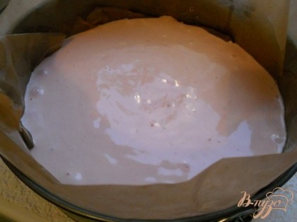 Форму застелить пергаментом, смазать маслом и присыпать немного мукой. Вылить тесто. Выпекать в разогретой до 180 градусов духовке 15-20 минут (готовность проверить зубочисткой). Духовку в процессе выпечки не открывать! Готовый пирог вынуть из формы, остудить и смазать вареньем (по вкусу киселя) или посыпать сахарной пудрой.