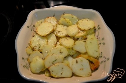 Затем картофель и все содержимое выкладываем в жаропрочную посуду.И ставим в духовку на 30 мин.