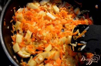 Разогреть духовку до 210гр. Разогреем сковороду на ней олив. масло и выложим порезан.луковицу. Готовим 4мин.Затем морковь, пастернак и картофель и готовим еще 10мин.