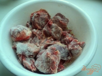 Мясо порезать крупными кусками, добавить муку, встряхнуть миску несколько раз, что бы мясо равномерно покрылось мукой.