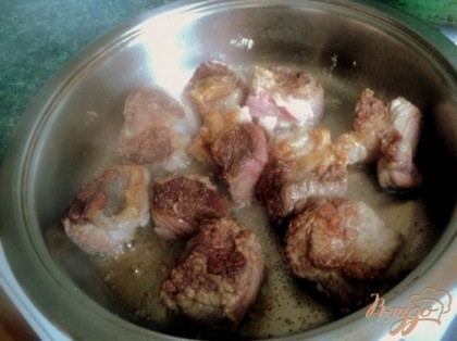 Мясо быстро обжарить на раскаленной сковородке с растительным маслом со всех сторон до румяной корочки. Переложить  в казанок или кастрюлю с толстыми стенками.