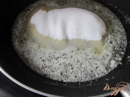 На сковороде растопить сливочное масло, всыпать сахар.Уварить до состояния карамели на тихом огне.
