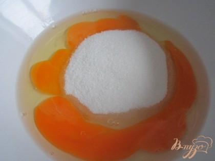 Яйца взбить с сахаром до состояния пены.
