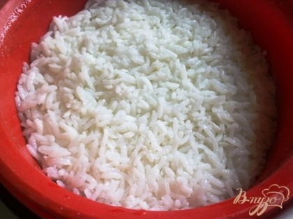 Отвариваем рис до полу готовности.
