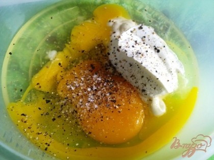 Разбиваем яйца в миску, добавляем сметану, соль и перец.