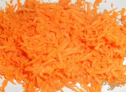 Морковь почистить, помыть и натереть на мелкую терку.