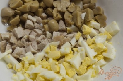 Добавить измельченные маринованные шампиньоны , очищенные отварные яйца, нарезанные кубиками.