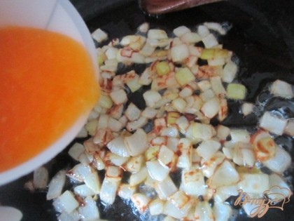 На сковороде на оливковом масле обжарить луковицу. Влить сок с мякотью и с цедрой, хорошо помешать, накрыть крышкой и дать потомиться на тихом огне минуты 3.