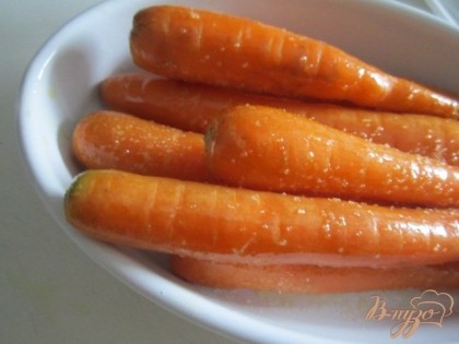 Морковь хорошо помыть и потереть щеткой. Чистить ее не обязательно.Смазать оливковым маслом, посолить и поставить в разогретую духовку при 180 гр. на 15 мин.