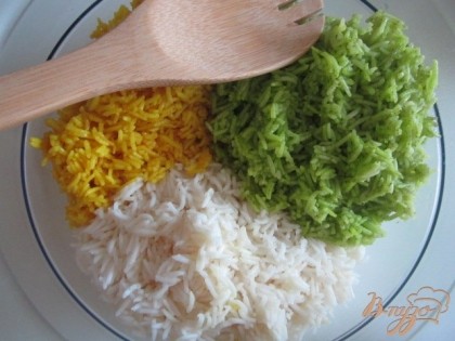 Выложить разноцветный рис в салатник, добавить еще немного оливкового масла, соли и сухого чеснока по вкусу и аккуратно перемешать.