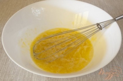 Для начинки взбить 3 яйца с сахаром (120 г) и одной щепоткой соли.