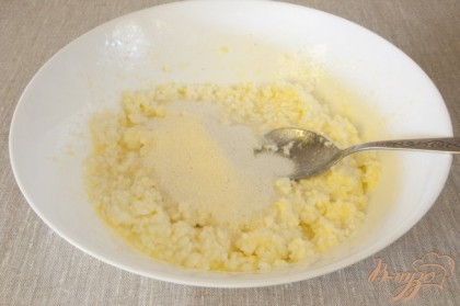 Влить растопленное и остывшее сливочное масло, положить манку и ванильный сахар. Перемешать.