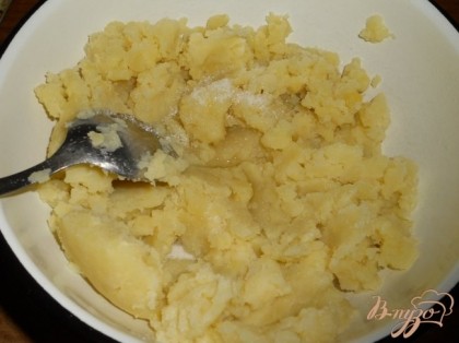 В тщательно растертое, теплое картофельное пюре добавить сливки, соль, сахар, растительное масло.