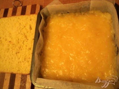  В форму, застеленную бумагой для выпечки, положить пласт бисквита, сверху вылить еще теплый апельсиновый крем, разровнять и накрыть вторым пластом бисквита. Поставить в холодильник.