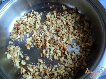 Орехи измельчить не очень мелко и поджарить на сухой сковородке.