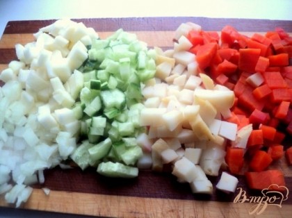 Нарезать кубиками морковь, картофель, огурцы, лук, яблоки. Филе сельди – полосками.