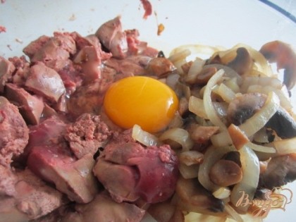В салатник сложить печень, обжаренные лук и грибы, выбить яйцо.Приготовить фарш при помощи ручного блендера.
