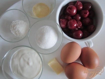 Потребуется :Куриные яйца, сахар, манка, кокосовая стружка, пастообразный творог 0%,вишня и немного масла для смазывания формочек.