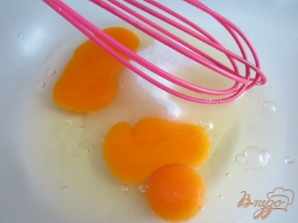 Яйца немного взбить с сахаром.