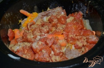 Выложим снизу лук, затем говядину в слоукукер или в емкость , в которой будете готовить. Сверху цедру и полить апельсиновым соком. Затем томатов измельченных из банки, морковь. Добавить бульон, соль и тмин. Закрыть крышкой и тушить в программе LOW 8-10 часов.