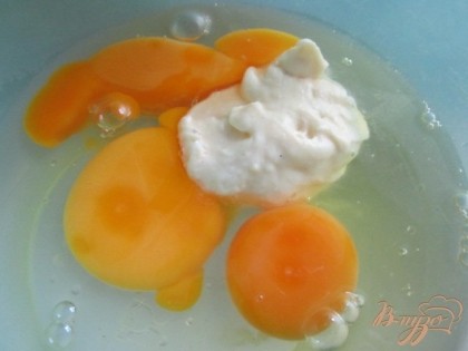 Яйца немного взбить с майонезом.На сковороде с растительным маслом выпечь тонкие блинчики.У меня получилось 4 шт.