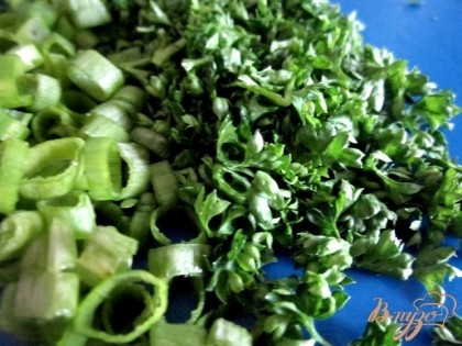 Зелень петрушки и зеленый лук нарезать мелко.