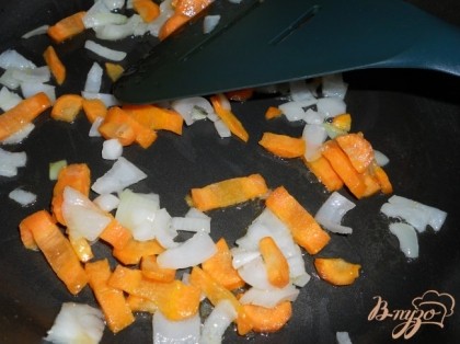 Лук и морковь порезать и обжарить на растительном масле.