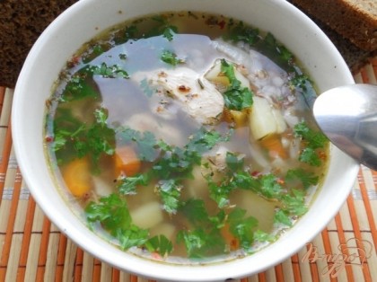 Готовый суп разлить по тарелкам, добавить мясо и посыпать зеленью.Приятного аппетита!