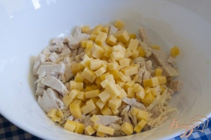 1-2 отварных куриных филе нарезать небольшими кубиками, добавить 120 г твердого сыра, также нарезанного кубиками.