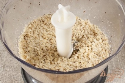 Очистить фундук, насколько это возможно, и поместить орехи в чашу блендера. Измельчить в мелкую крошку, не в муку, а так, чтобы попадались кусочки небольшого размера в пироге.