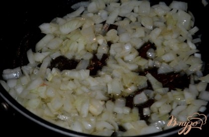 Разогреем на сковороде сливочное мало, как растопится выложим лук, семена тмина, соль и жарим 2-3 мин.