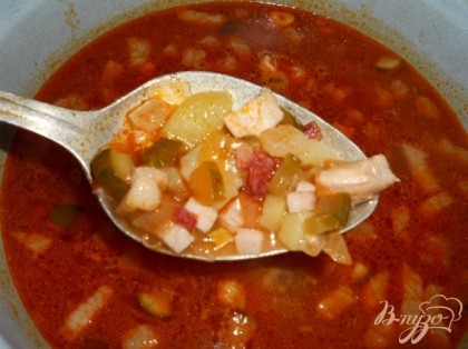 Вылить зажарку в кастрюлю с мясом и картошкой. Варить суп на медленном огне ещё 5 минут. В конце добавить лавровый лист.