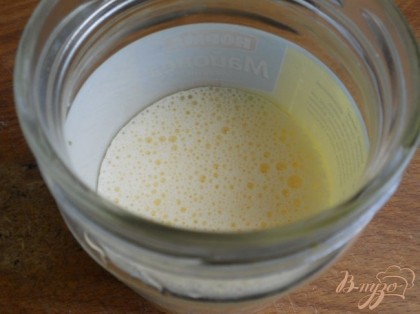Чистую, сухую банку (0,5 л) с закручивающейся крышкой смазать внутри растительным маслом. Вылить в нее яичную смесь.