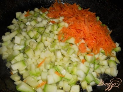 Кабачки порезать кубиками, морковь натереть на крупной терке. Выложить кабачки с морковью в сковороду с растительным маслом. Обжарить 5 минут.
