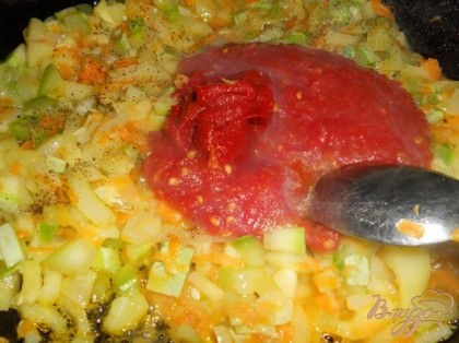 Влить томат и добавить пасту томатную. Посолить, поперчить. Тушить до готовности. В конце добавить измельченный чеснок. Очень вкусное блюдо в холодном виде!