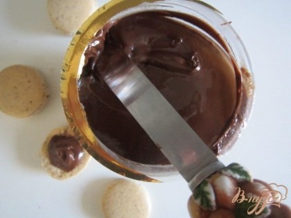 Половинки начинить шоколадной пастой. Она ведь то же, как правило, со вкусом лесного ореха !