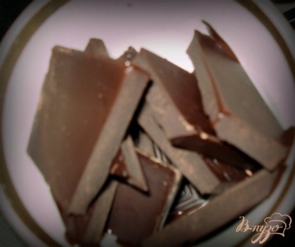 Поламать шоколад на кусочки и растопить на паровой бане.