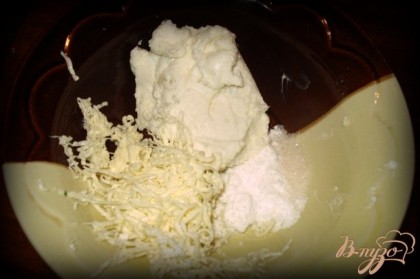 Готовим творожную начинку: сливочное масло потереть на мелкой терке. И взбиваем до однородной массы масло, творог, сахарную пудру и ванильный сахар.