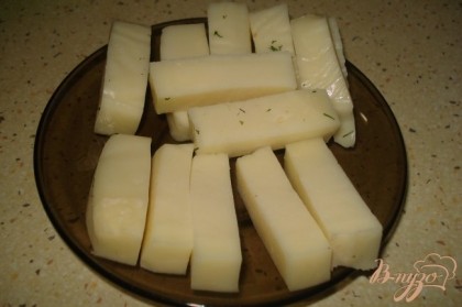 Нарезаем сыр брусками.