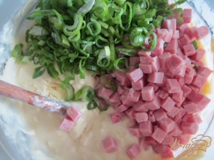 Тертый сыр, зеленый лук и кусочки бекона.