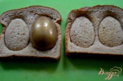 Хлеб подсушем в тосторе.Поскольку это канапе я вырезала формочкой в виде яйца хлеб. Тонко порежем семгу.