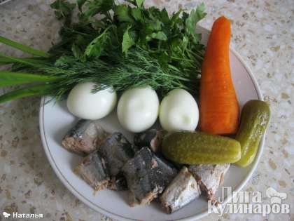 Для салата потребуется сайра консервированная, 1 вареная морковь, 2-3 яйца, 1-2 маленьких огурчика, зелень петрушки, укропа и лука