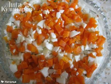 Режем  мелко  белки яиц и небольшими кубиками вареную морковь. перемешиваем и выкладываем на слой огурцов с зеленью, и так же смазываем майонезом