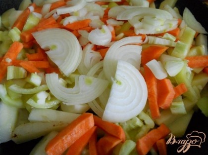 Овощи порезать крупными брусочками или кубиками, лук - полукольцами. Обжарить сначала мин.5-7 картофель, затем добавить перец, лук, морковь.