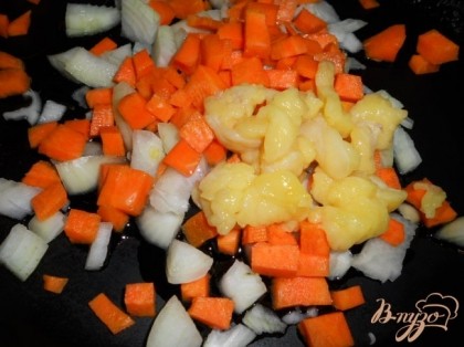 Пока варится картофель, приготовить зажарку. Порезанный лук и морковь обжарить на курином жире.