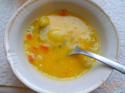 Яйцо хорошо разболтать вилкой в глубокой посуде с небольшим количеством супа.