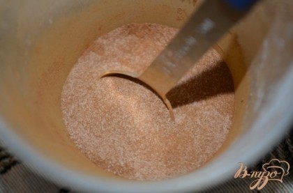 Смешать в отдельной емкости сахар и корица.Выложить поверх блонди по всей поверхности. Поставить в духовку , выпекать 25-30 мин.