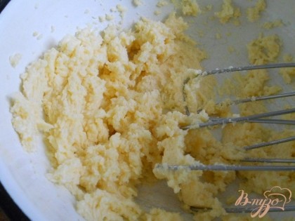 Взбить миксером размягченный маргарин с желтком и сахаром.