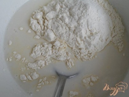 Влить в дрожжевую смесь теплое молоко, добавить просеянную вместе с разрыхлителем муку.